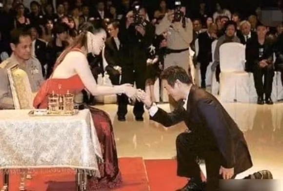 Co gai khien cac ngoi sao phai quy xuong de chup anh-Hinh-2