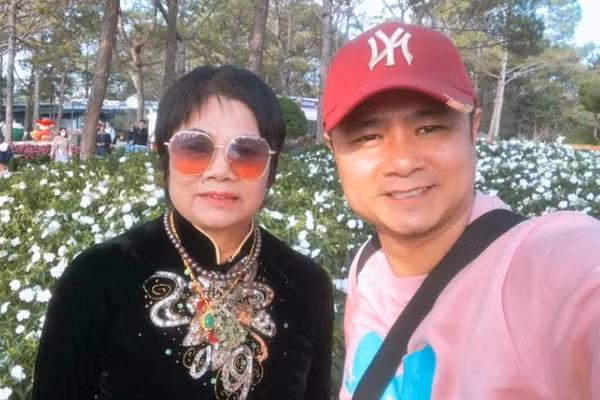 Me ruot kin tieng cua NSND Tu Long: Hat hay hon ca con trai-Hinh-2