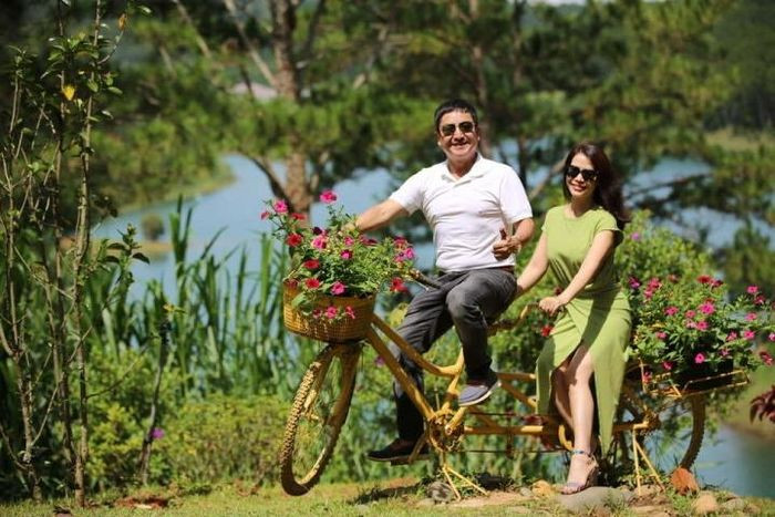 Doanh nhân Ý Lan là Á hậu 1 cuộc thi Hoa hậu Doanh nhân châu Á 2017. Ở tuổi 45, chị vẫn giữ sắc vóc trẻ trung, thân hình thon gọn, gương mặt luôn rạng rỡ vui tươi. Dường như vì "lây" nguồn năng lượng này mà Chí Trung cũng càng trẻ. Kể từ ngày không còn làm việc hành chính, nghệ sỹ Chí Trung có nhiều thời gian dành cho bạn gái hơn. Chuyện tình của họ nở muộn nhưng không vì thế mà kém say đắm, ngọt ngào. Chí Trung và bạn gái thường xuyên đi du lịch, khám phá những miền đất mới cùng nhau. Tại mỗi điểm đến, họ luôn ghi lại những khoảnh khắc tình cảm để chia sẻ, lan tỏa tình yêu tới những người xung quanh.