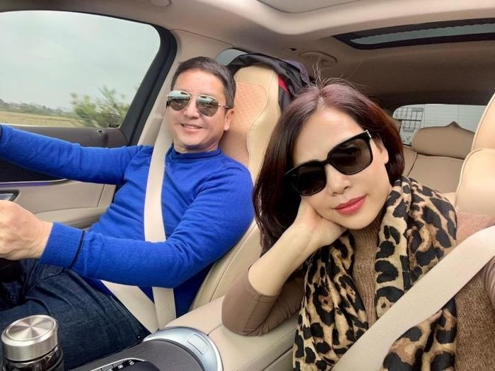 Những khi phải đi quay phim xa nhà. Chí Trung hay than nhớ bạn gái, khiến chị xúc động. Hai người không chỉ cùng vui trong những chuyến đi mà còn luôn động viên, chia sẻ với nhau những lúc có chuyện muộn phiền.