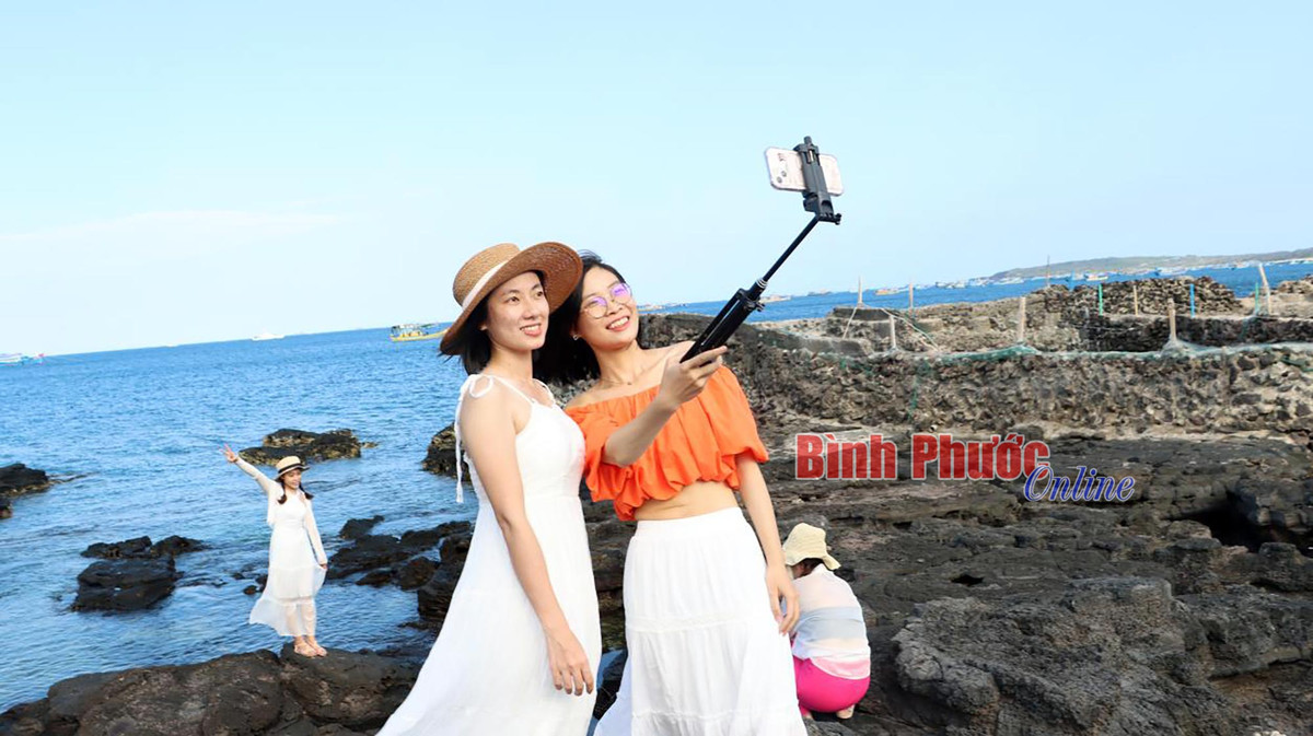 Phú Quý có rất nhiều bãi biển, dãy đá san hô, cụm đá đen nhấp nhô còn hoang sơ chưa bị tác động quá mức bởi con người hay những hồ cá bỏ hoang trông như một công trình kiến trúc La Mã cổ đại, “độc nhất vô nhị” tọa lạc trên mặt biển… Đây là những điểm nhấn tuyệt đẹp để du khách thỏa sức “check in”