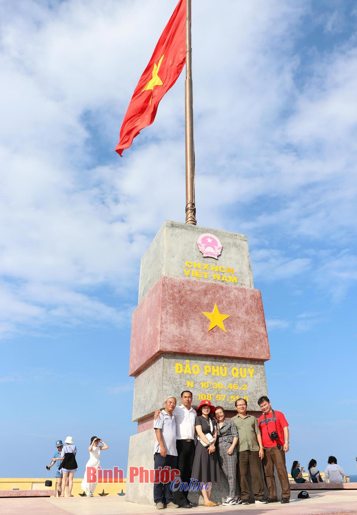Sau đây là những khoảnh khắc “check in” tại đảo Phú Quý của du khách, phóng viên trong những ngày đầu tháng 6-2023. Cán bộ, hội viên Hội Nhà báo Việt Nam tỉnh Bình Phước chụp hình lưu niệm tại cột cờ chủ quyền Tổ quốc trên đảo Phú Quý trong chuyến đi thực tế đảo những ngày vừa qua - Ảnh: Như Nam
