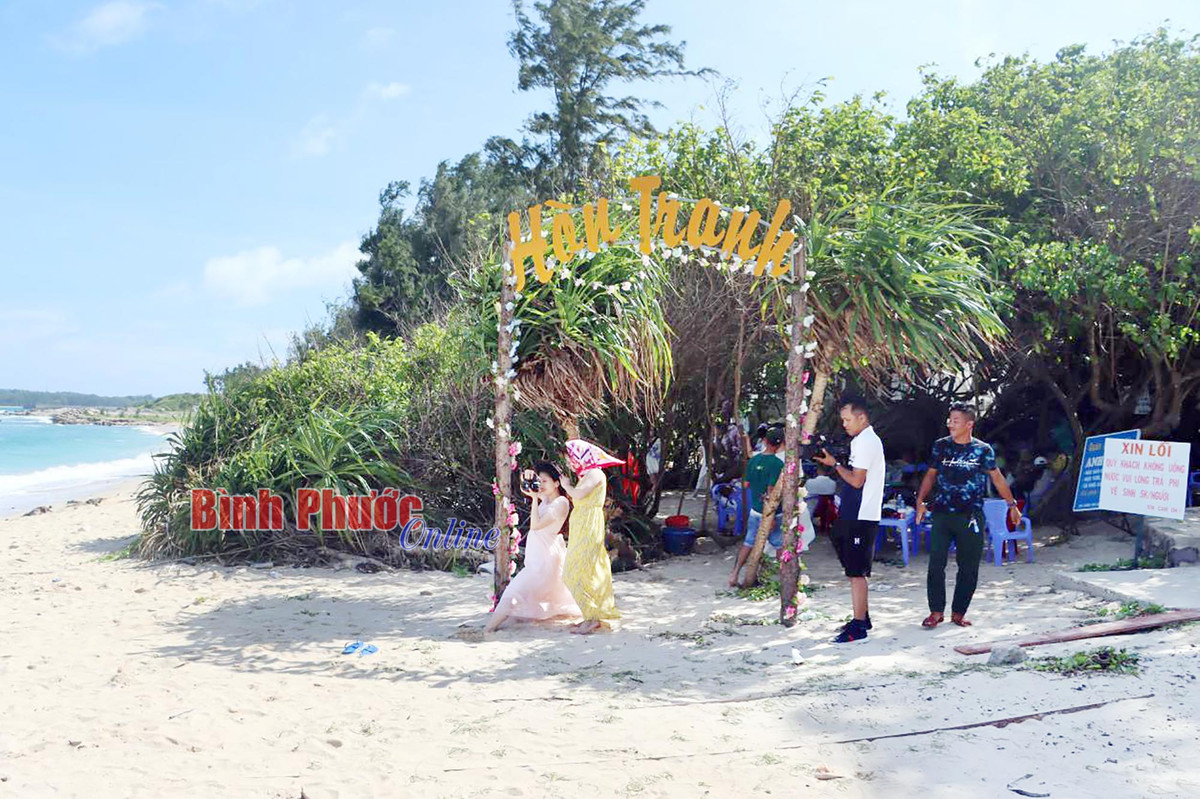 Đảo Hòn Tranh quanh năm sóng yên biển lặng, cát trắng mịn trải dài, nước trong xanh cùng thực vật phong phú, thu hút du khách đến khám phá, trải nghiệm và không quên lưu lại những bức ảnh tuyệt đẹp nơi đây