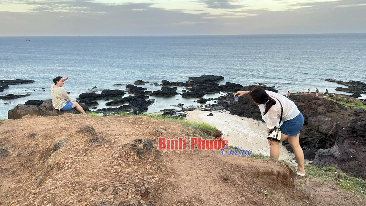 Chiều hoàng hôn, di chuyển bằng xe gắn máy đến khu vực dốc phượt là không thiếu những bức ảnh đẹp. Đây là đoạn đường ngoằn ngoèo dọc sát bờ biển với nhiều bãi cỏ đá trải dài, rộng và thoáng, mang lại bức tranh bình yên đến nao lòng