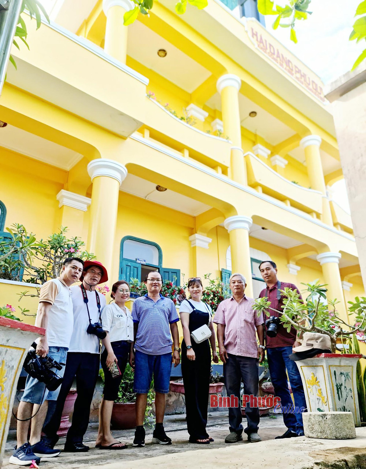 Cán bộ, hội viên Hội Nhà báo Việt Nam tỉnh Bình Phước chụp hình lưu niệm dưới chân ngọn hải đăng trên đảo Phú Quý - Ảnh: Như Nam