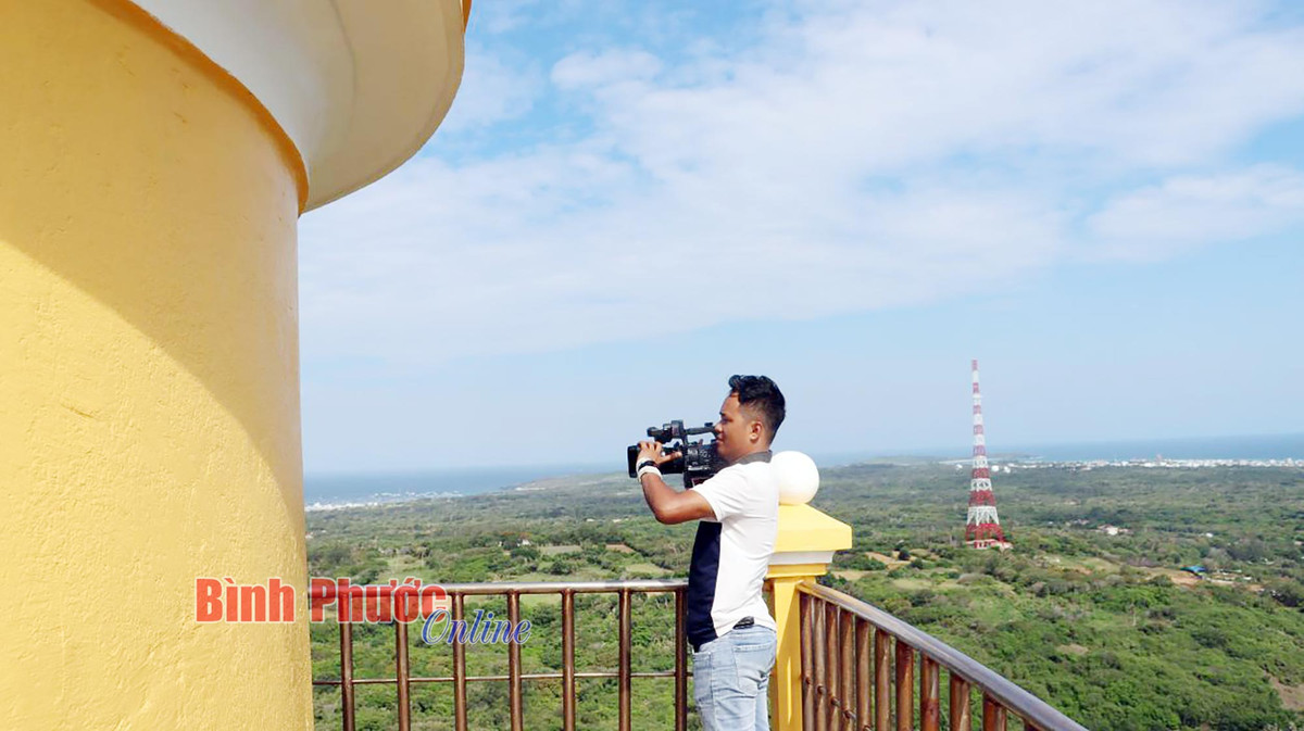 Phóng viên Đài Phát thanh - Truyền hình và Báo Bình Phước (BPTV) tác nghiệp trên ngọn hải đăng Phú Quý