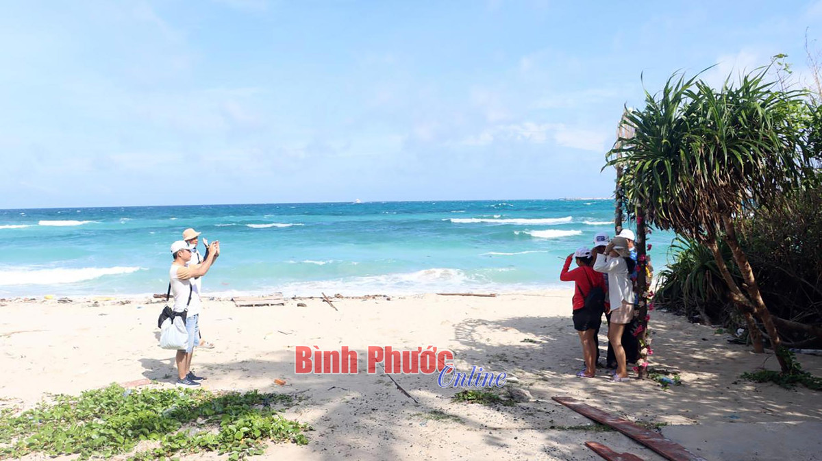  Nhìn từ phía Bắc, đảo có hình thù như một con cá thu nổi lên giữa biển nên từ xa xưa Phú Quý có tên gọi là Cù lao Thu. Dù diện tích chỉ 17,4km2 và còn khá hoang sơ, du lịch chưa phát triển mạnh nhưng khí hậu ở đây rất trong lành, bình yên, mát mẻ quanh năm. Đảo Phú Quý được ví như viên ngọc giữa biển khơi, bởi nơi đây có những bãi biển, dãy đá san hô, cụm đá đen nhấp nhô; hòn đảo, ngọn núi chưa bị tác động quá mức bởi con người cùng lối sống thân thiện, mến khách của người dân chính là điểm mạnh, tạo nên phong cách riêng khi đến Phú Quý. 