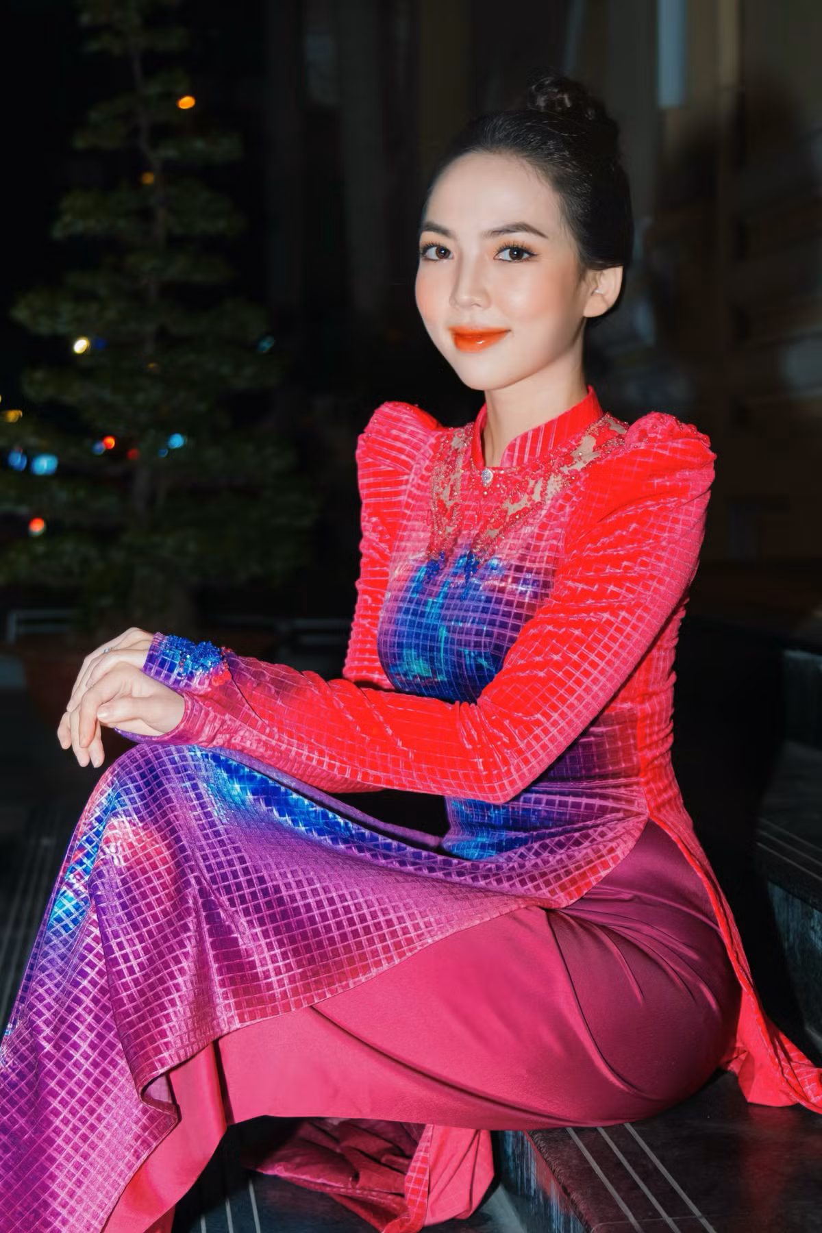 Thí sinh Nguyễn Kim Phụng chia sẻ: "Xuất phát điểm là sinh viên ngành dược, em luôn mong muốn lan rộng thông điệp về tầm quan trọng của sức khỏe cộng đồng khi tham gia Miss World Vietnam 2023". Hồ sơ ghi Kim Phụng 21 tuổi, từng vào Top 20 Gương mặt Nữ sinh Áo dài 2018.