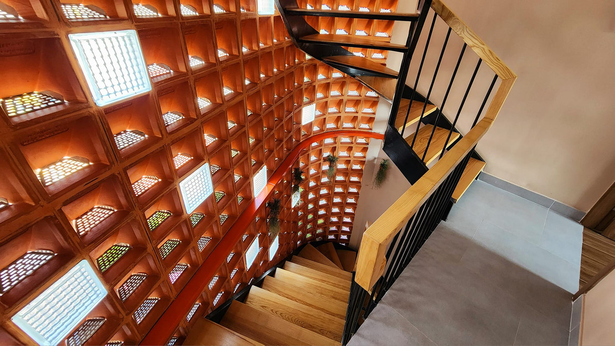 Ngoi nha dung gach banh u thong gio, doc dao va mat me-Hinh-3