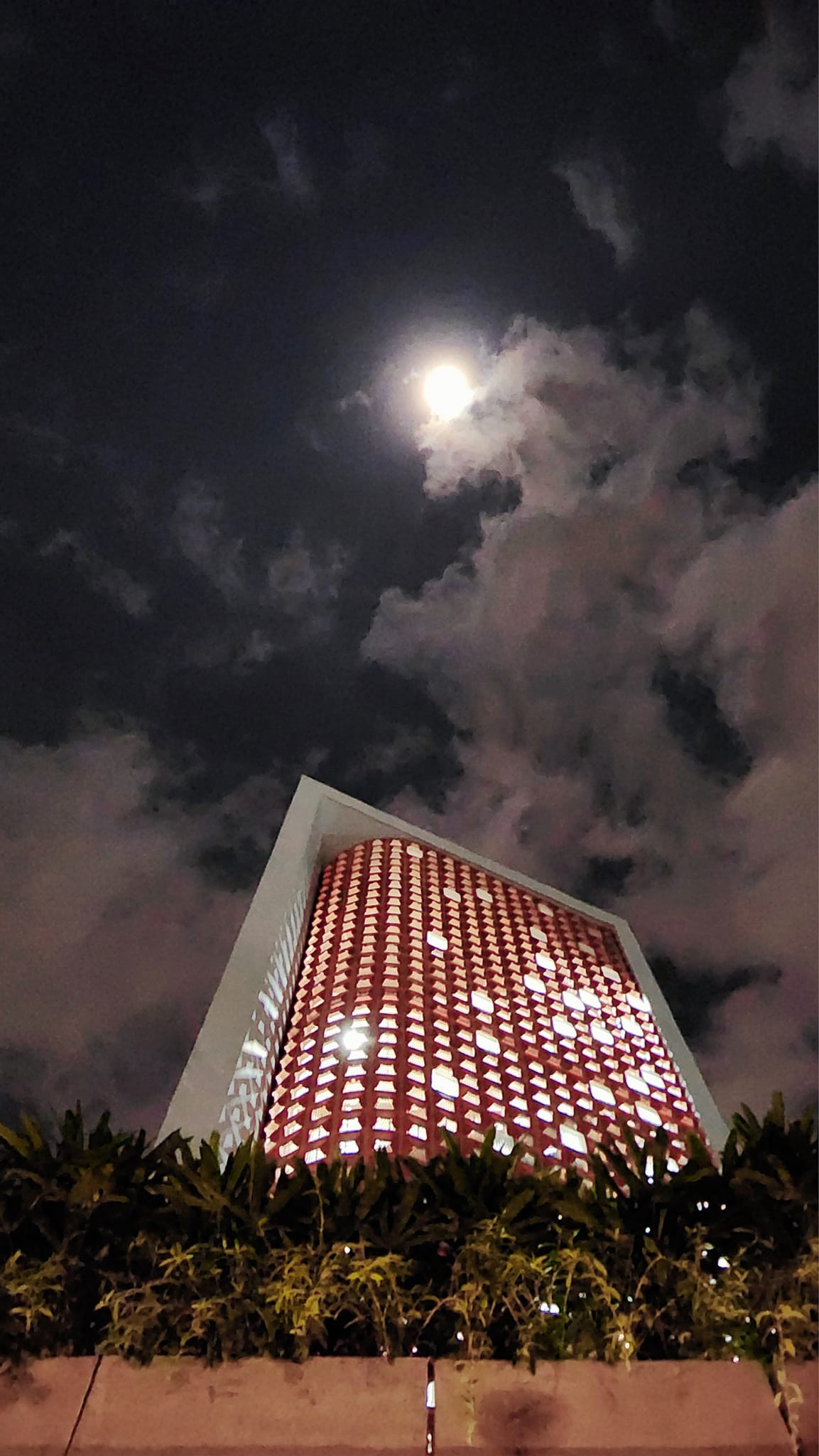 Ngoi nha dung gach banh u thong gio, doc dao va mat me-Hinh-4