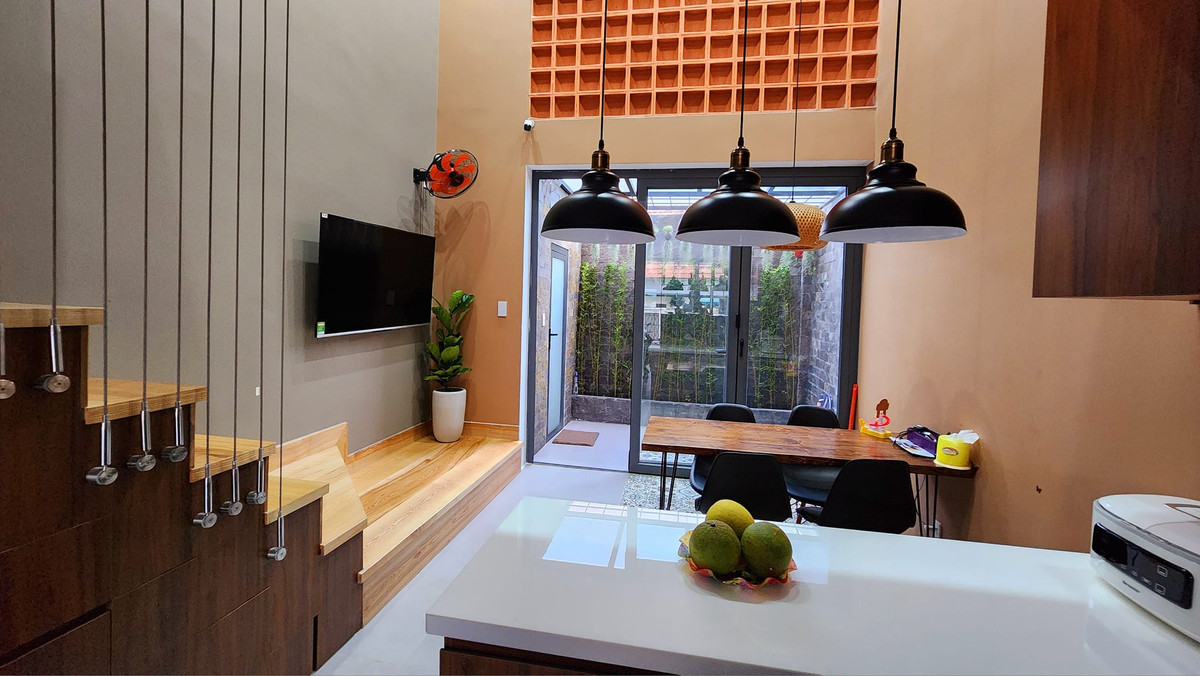 Ngoi nha dung gach banh u thong gio, doc dao va mat me-Hinh-12