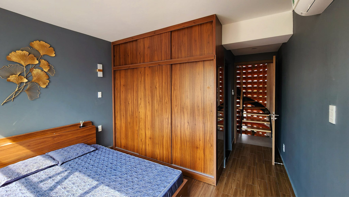 Ngoi nha dung gach banh u thong gio, doc dao va mat me-Hinh-7