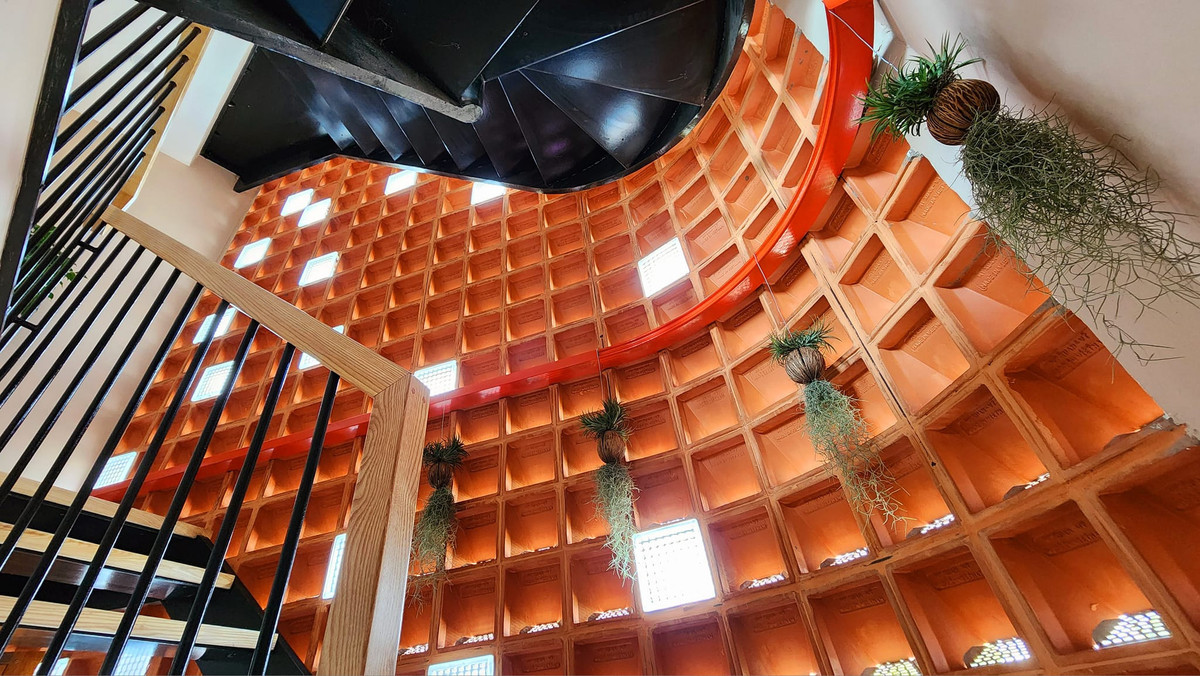 Ngoi nha dung gach banh u thong gio, doc dao va mat me-Hinh-2