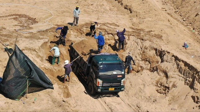 Nhuc nhoi nan 'cat tac' tren song Tra Khuc