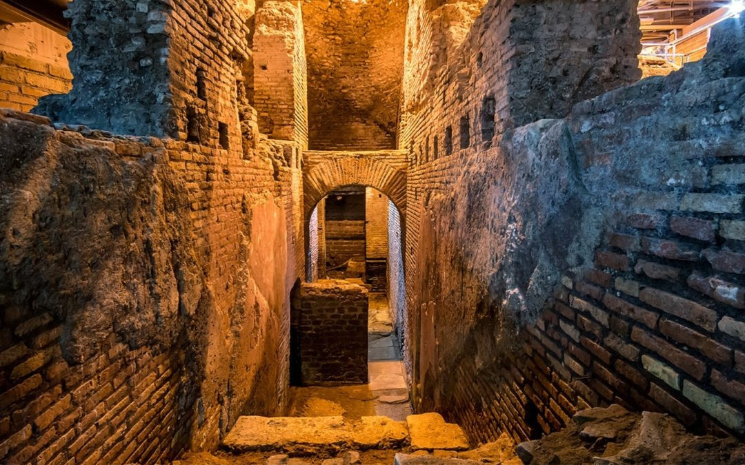 Có rất nhiều bảng thông tin được viết bằng cả tiếng Italy và tiếng Anh. Điều này sẽ giúp du khách phần nào hiểu được một số thông tin cơ bản về khu khảo cổ và cách hệ thống dẫn nước ngầm được phát hiện trong quá trình cải tạo trước đây. Ảnh: Travel + Leisure.