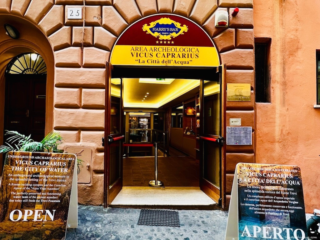 Cách đài phun nước không xa là một địa điểm du lịch dưới lòng đất tên Vicus Caprarius, còn được biết đến là “thành phố nước”. Thực chất, đây là một khu La Mã cổ đại nằm bên dưới lòng đất của khu dân cư Trevi. Địa điểm khảo cổ đã có từ thế kỷ thứ nhất nhưng không được phát hiện cho đến cuối năm 1990. Ảnh: Mudpie Fridays.