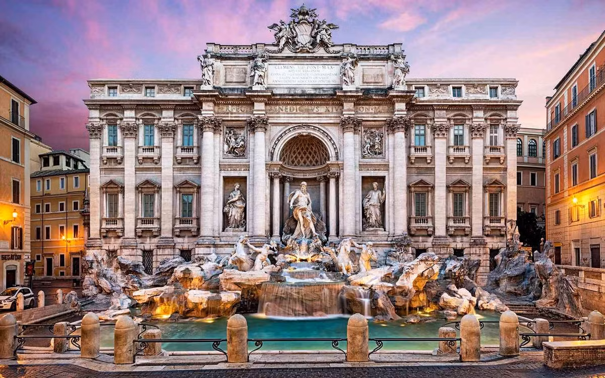 Đài phun nước Trevi là một kiệt tác nổi tiếng do kiến trúc sư người Italy thiết kế. Công trình cao khoảng 26 m và rộng 50 m với kiến trúc Baroque bắt nguồn từ thời Phục hưng. Đài phun nước đã từng xuất hiện trong nhiều cảnh phim nổi tiếng và là một trong những địa điểm du lịch bậc nhất của thành phố Rome. Ảnh: Travel + Leisure.