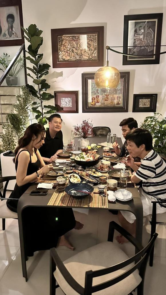 Hong Nhung khoe nha moi, duoc nhom ban toan ca si qua 