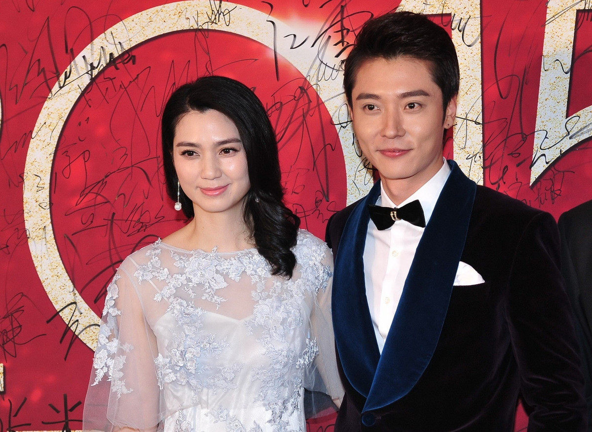 Cuối tháng 4, Hồng Hân thông báo ly hôn Trương Đan Phong sau khi cãi nhau kịch liệt. Hai tuần sau, cô đổi ý và cho biết đã làm hòa với chồng. Vụ ly hôn giả khiến Hồng Hân mất hết uy tín, bị khán giả chỉ trích dữ dội vì đem chuyện tình cảm ra làm trò đùa, gây náo loạn showbiz. Nhiều người còn nghi vấn Hồng Hân cùng chồng và trợ lý Tất Oánh bắt tay dàn dựng vụ việc, tạo chiêu trò để gây chú ý.