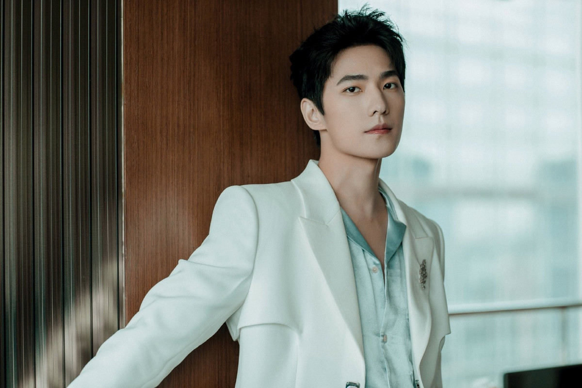 Dương Dương chưa từng công khai bạn gái. Tuy nhiên, anh vướng tin hẹn hò với không ít người đẹp từng hợp tác như Lý Thấm, Kiều Hân, Trương Thiên Ái... Vì luôn im lặng trước tin tình ái, nam diễn viên bị chê trách hèn nhát, sợ ảnh hưởng sự nghiệp mà không dám thừa nhận chuyện yêu đương và chỉ muốn vui đùa ngắn hạn với mỹ nhân trong ngành giải trí.