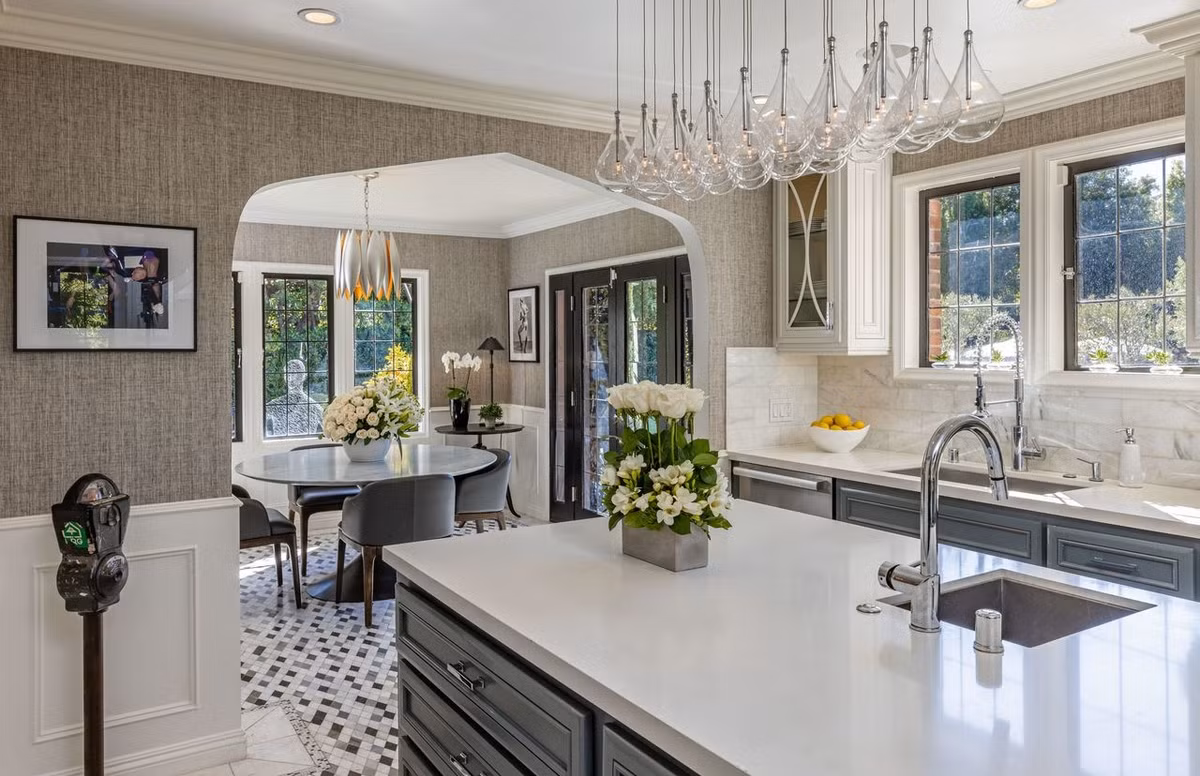 Bên cạnh căn nhà chính, dinh thự còn có một khu vực nhà ở dành riêng dành cho khách ghé thăm. Ngoài ra, nơi đây còn có một phòng rượu Tequila và một căn bếp ngoài trời.