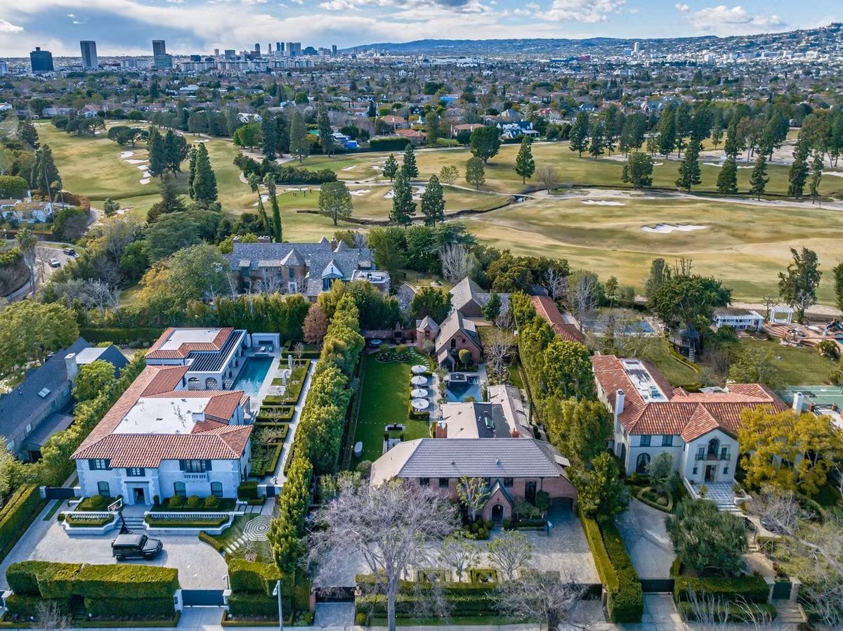 Theo Mansion Global, căn dinh thự được xây dựng vào những năm 1920 tại Hancock Park, Los Angeles. Hiện bất động sản này đang được chào bán với giá 7,695 triệu USD.