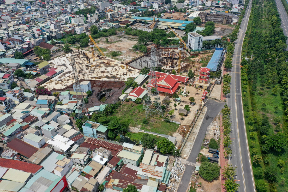 Cách đó khoảng 500 m về phía Xa Lộ Hà Nội là dự án Metro Star của chủ đầu tư C.T Group. Hai tòa tháp cao 30 tầng từ dự án dự kiến cung cấp khoảng 1.500 căn hộ. Sau thời gian gặp vướng mắc về pháp lý, dự án đến nay đã được thi công trở lại.