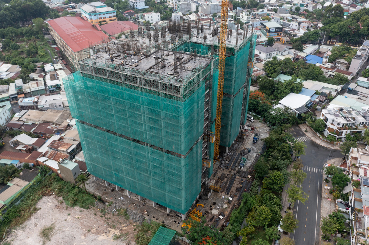 Cách đó không xa là chung cư Phúc Yên Prosper Phố Đông của Tập đoàn Phúc Yên Prosper. Dự án gồm 2 block cao 25 tầng với 674 căn hộ, đang được ráo riết xây dựng. Hiện giá bán các sản phẩm tại đây dao động khoảng 37-45 triệu đồng/m2.