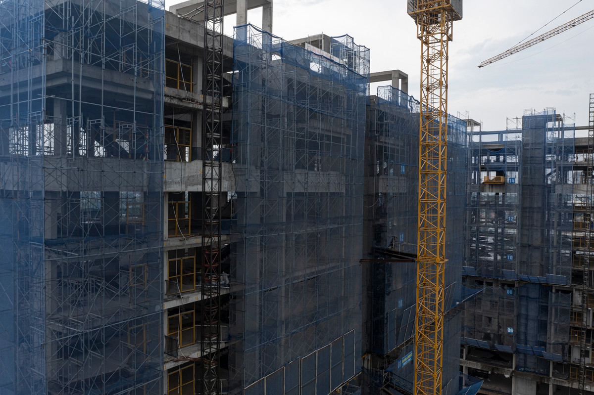 Điển hình là dự án Fiato Premier do Công ty CP Hưng Phú Invest làm chủ đầu tư, Công ty CP Địa ốc Thăng Long là đơn vị phát triển. Đến nay, chung cư này đã xây dựng được 15 tầng và đang trong quá trình cất nóc 2 block đầu tiên. Dự án có quy mô 9,2 ha, nằm cạnh tuyến đường Vành đai 2 đang dang dở.