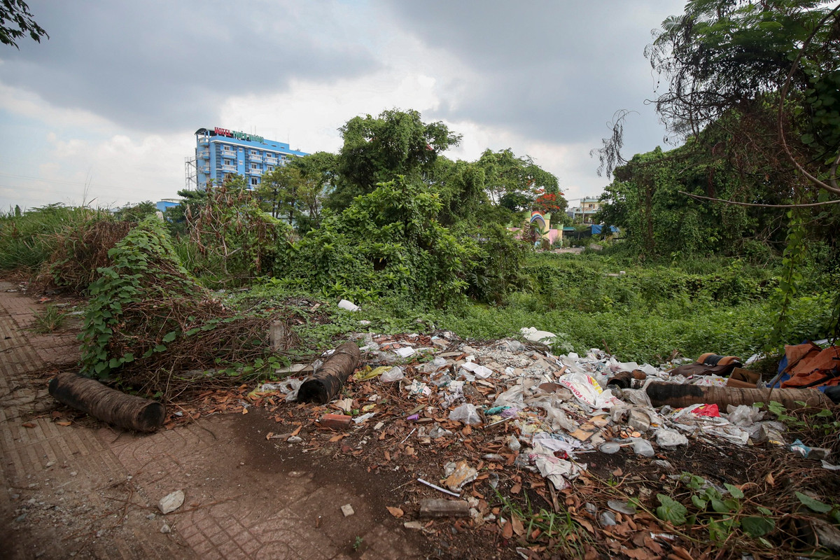 Nhiều năm qua, đoạn đường này trở thành nơi người dân đổ rác dù chính quyền cắm biển cấm.