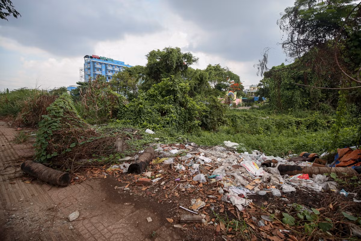 Nhiều năm qua, đoạn đường này trở thành nơi người dân đổ rác dù chính quyền cắm biển cấm.