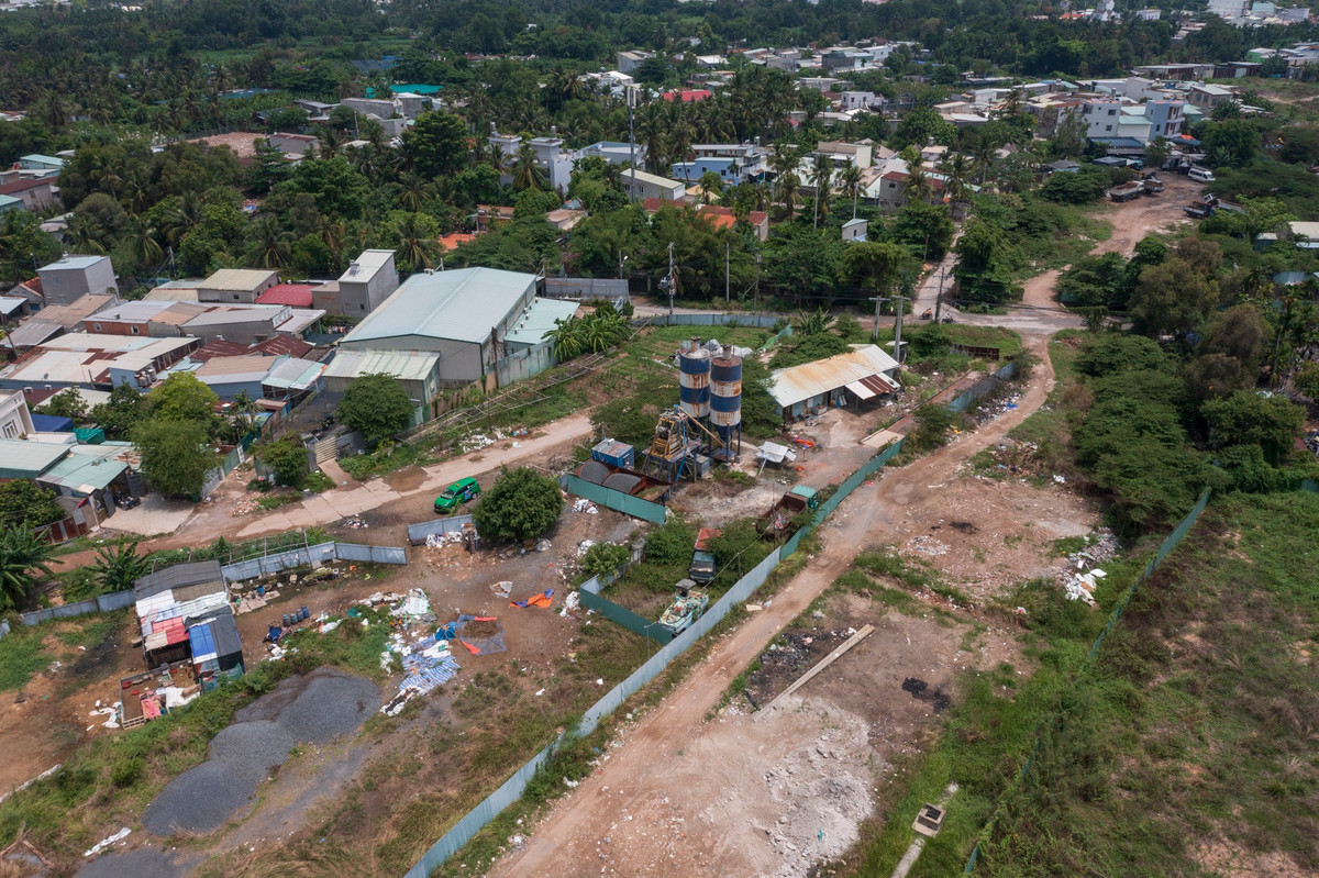 Sau hơn 5 năm khởi công, đoạn kết nối từ đường Phạm Văn Đồng đến nút giao thông Gò Dưa - quốc lộ 1 vẫn chỉ là đường đất, máy móc, vật liệu xây dựng ngổn ngang. Đây là một trong 4 đoạn chưa khép kín thuộc dự án Vành đai 2 TP.HCM, đoạn đường dài 2,75 km, rộng 67 m được đầu tư theo hình thức BT (xây dựng - chuyển giao), do Công ty CP Văn Phú Bắc Ái làm chủ đầu tư.