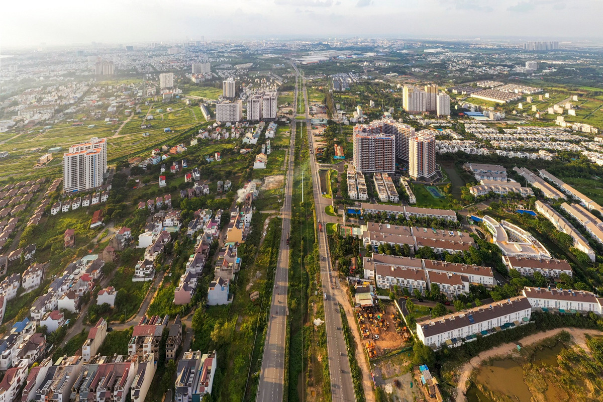 Trong khi đó, dọc tuyến đường Võ Chí Công (TP Thủ Đức), cũng thuộc Vành đai 2, hàng loạt dự án chung cư, biệt thự mọc lên san sát đã được hoàn thiện.