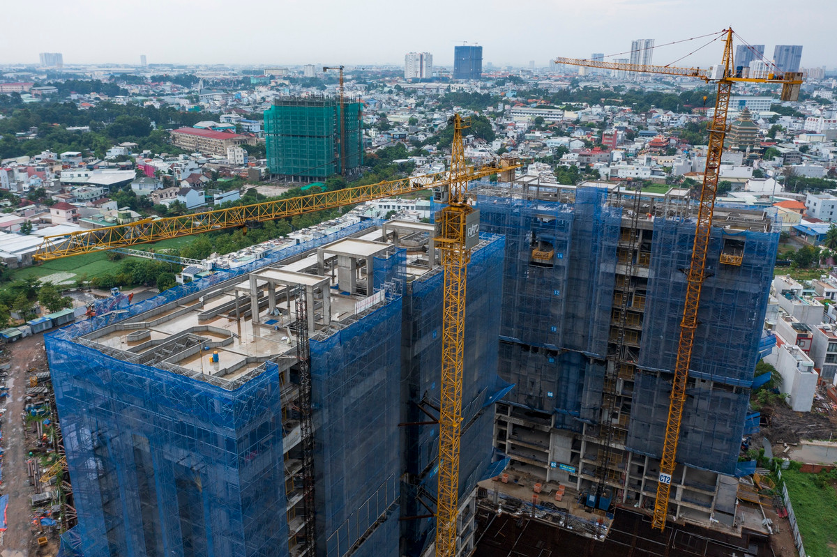 Theo ghi nhận của Zing vào giữa tháng 5, nhiều dự án bất động sản vẫn đang đua nhau xây dựng hai bên tuyến đường Vành đai 2 đoạn qua nút giao Gò Dưa (TP Thủ Đức). Mức giá căn hộ ở khu vực này dao động 45-55 triệu đồng/m2 tùy vị trí và diện tích.