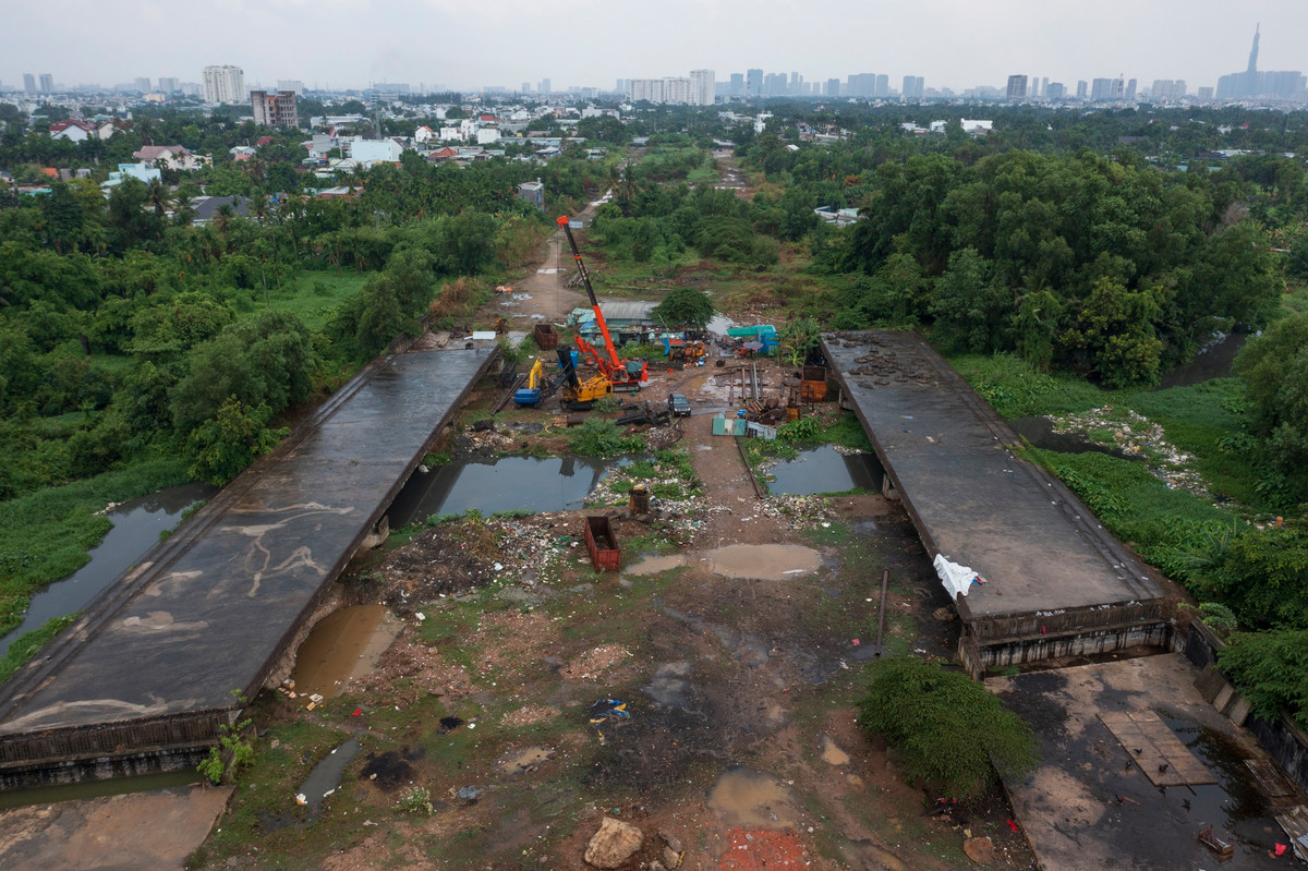 Dự án Vành đai 2 được quy hoạch từ năm 2007 với tổng chiều dài hơn 64 km chạy qua các quận 7, 8, 12, Bình Tân, huyện Hóc Môn, Bình Chánh và TP Thủ Đức. Đây là dự án trọng điểm giúp giải tỏa áp lực giao thông khu vực nội thành TP.HCM. Trong ảnh là công trình thi công Vành đai 2 đã bỏ hoang nhiều năm đoạn gần nút giao Gò Dưa (TP Thủ Đức). Sau 16 năm, dự án chỉ hoàn thành được 51 km, hiện còn hơn 13 km với 4 đoạn chưa được khép kín.