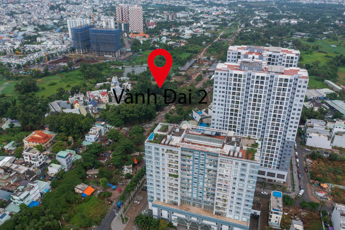 Tuyến đường Vành đai 2 sau khi hoàn thành sẽ gánh số lượng lớn phương tiện giao thông đi qua khu vực TP.HCM và né đi qua khu nội thành. Do đó, hàng loạt dự án chung cư liên tục mọc lên dọc theo đoạn Vành đai 2 ở địa bàn TP Thủ Đức những năm qua, dù chưa biết khi nào dự án hạ tầng này mới có thể khép kín.