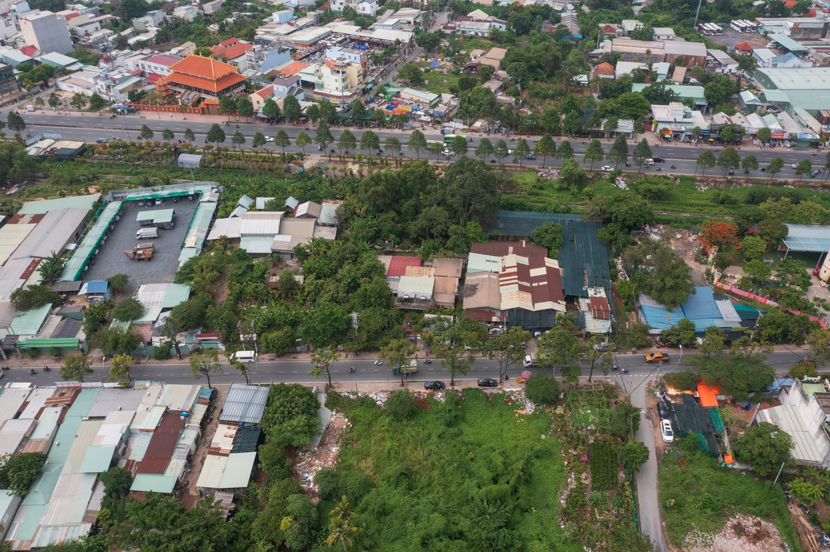 Tại nút giao với đường Phạm Văn Đồng (TP Thủ Đức) vẫn còn hàng chục hộ dân chưa được di dời.
