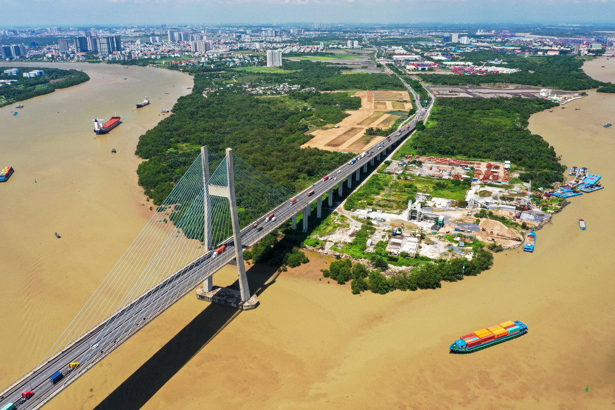 Giới đầu tư vẫn kỳ vọng các bất động sản dọc tuyến đường Vành đai 2 sẽ được hưởng lợi lớn sau khi dự án hoàn thiện. Trước đó, trả lời chất vấn của cử tri hồi cuối năm ngoái, Chủ tịch UBND TP.HCM Phan Văn Mãi cho biết các đoạn Vành đai 2 có vốn khá lớn, cần cân đối nhiều nguồn để hoàn tất hồ sơ thông qua chủ trương đầu tư, cố gắng triển khai trong năm 2023 và hoàn thành trong năm 2025, quyết toán vào năm 2026.