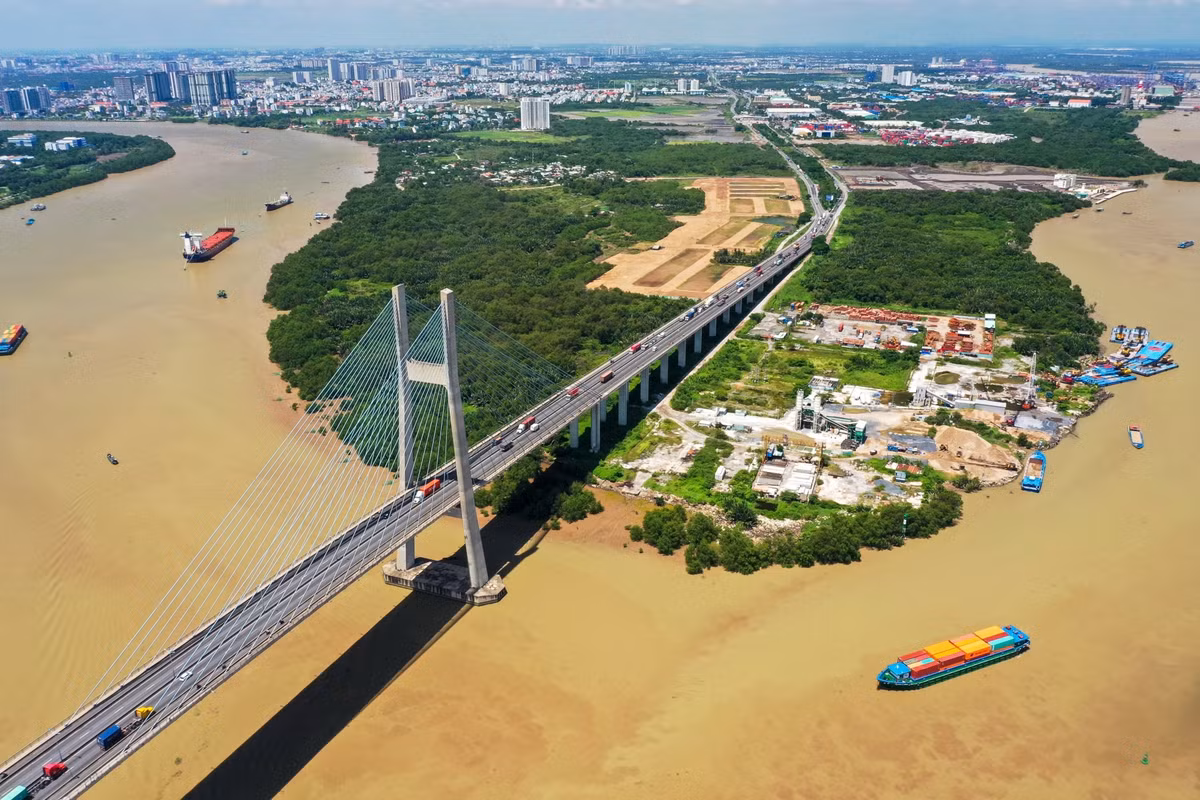 Giới đầu tư vẫn kỳ vọng các bất động sản dọc tuyến đường Vành đai 2 sẽ được hưởng lợi lớn sau khi dự án hoàn thiện. Trước đó, trả lời chất vấn của cử tri hồi cuối năm ngoái, Chủ tịch UBND TP.HCM Phan Văn Mãi cho biết các đoạn Vành đai 2 có vốn khá lớn, cần cân đối nhiều nguồn để hoàn tất hồ sơ thông qua chủ trương đầu tư, cố gắng triển khai trong năm 2023 và hoàn thành trong năm 2025, quyết toán vào năm 2026.