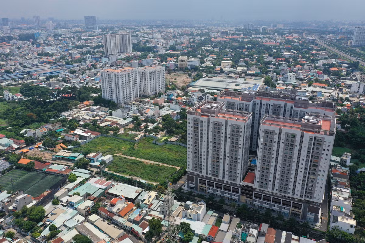 Đoạn nút giao Bình Thái (trên xa lộ Hà Nội) đến đường Phạm Văn Đồng dài 2,5 km tuy chưa triển khai xây dựng nhưng đã có hàng nghìn căn hộ chung cư vây quanh.