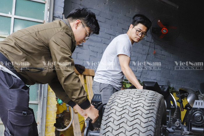 Nguyễn Đắc Chung (SN 1998, Hà Nội), tốt nghiệp Đại học Kiến trúc Hà Nội, đã khiến nhiều người phải ngỡ ngàng khi chế tạo thành công xe "quái vật" Batpod với nguyên mẫu lấy từ chính phương tiện di chuyển của nhân vật Người Dơi trong bộ phim "The Dark Knight" ra rạp hồi năm 2008.