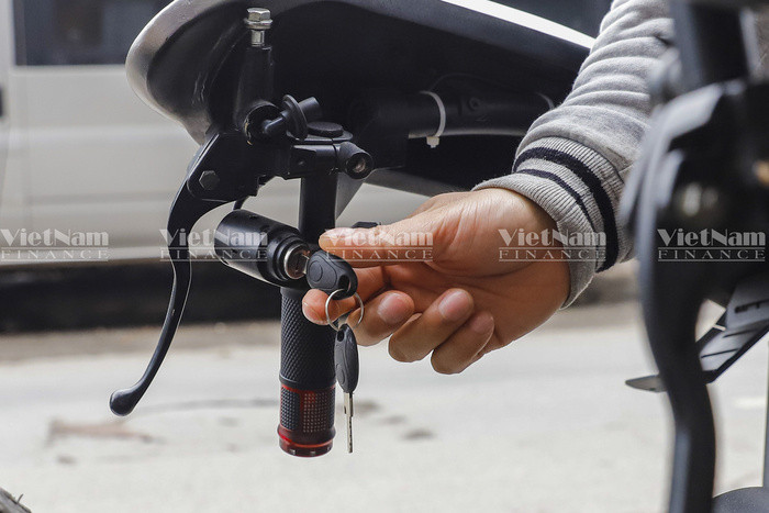 Chiếc xe sử dụng động cơ điện và có thể di chuyển tốc độ 30 km/h. Chàng trai trẻ Nguyễn Đắc Chung cho biết, phần chế tạo khó nhất của chiếc xe là hệ thống truyền động và đi dây điện sao cho gọn gàng, kín kẽ để tăng tính thẩm mỹ.