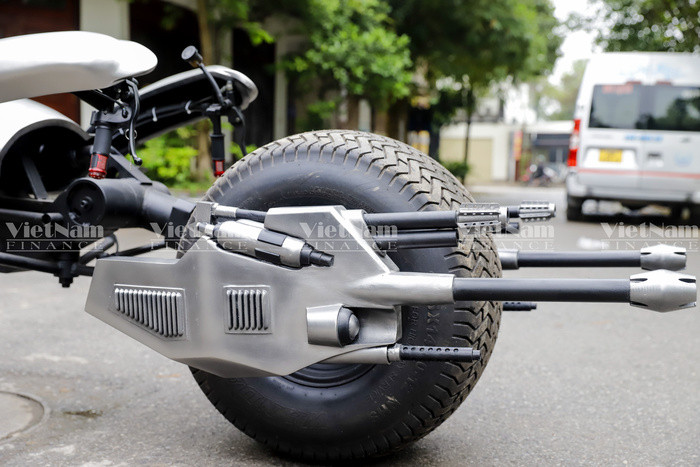 Nhiều linh kiện như động cơ, lốp, các chi tiết nhỏ, khó gia công của chiếc xe đều được nhập khẩu từ nước ngoài.