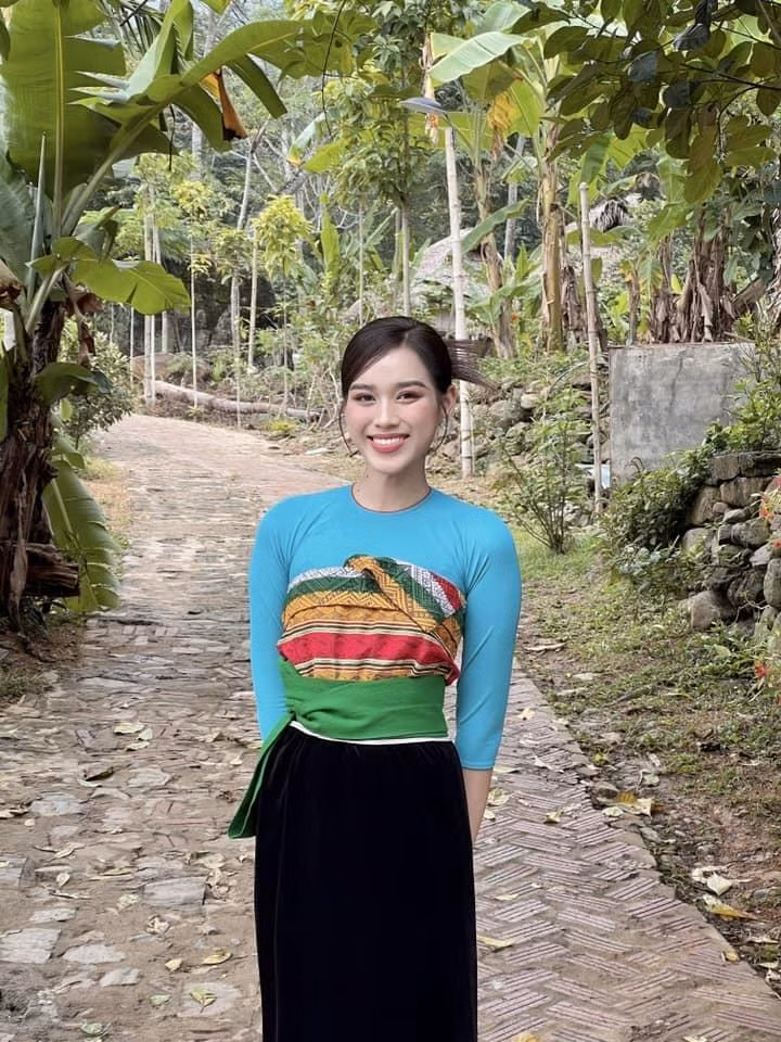 Trước đó, người đẹp gốc Thanh Hóa cũng từng chia sẻ hình ảnh mặc bộ váy áo tương tự nhưng chỉ khác màu sắc cùng kiểu tóc búi cao.