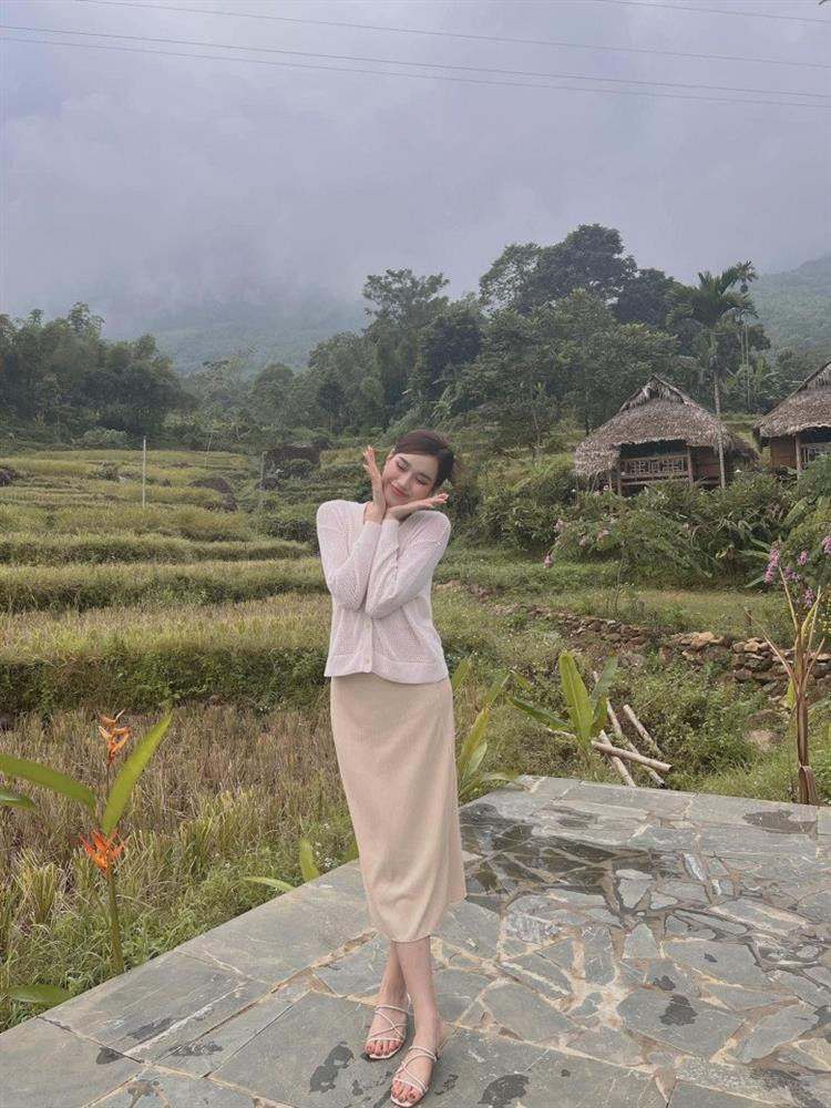 uất phát từ một gia đình thuần nông chất phác, Đỗ Thị Hà với vẻ ngoài mộc mạc và nữ tính dễ tạo thiện cảm khi khoác lên mình những bộ trang phục truyền thống.