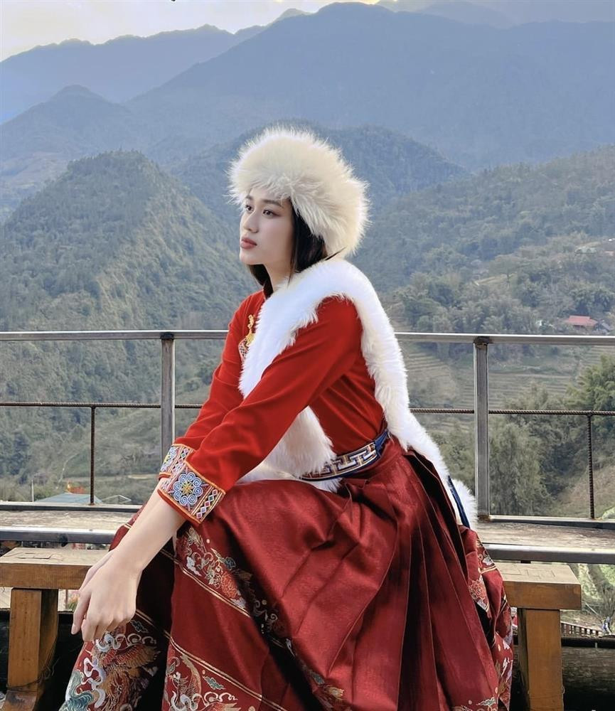 rong bộ váy màu đỏ với họa tiết thổ cẩm, điểm xuyết bằng mũ và khăn lông trắng, dù không trang điểm cầu kỳ, Hoa hậu Việt Nam 2020 vẫn tỏa ra hào quang khiến cảnh vật non nước cũng phải lu mờ.