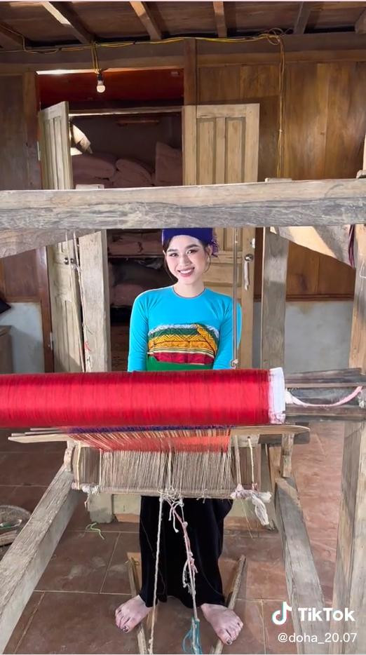 hoảnh khắc cô nàng ngồi dệt vải chuẩn gái dân tộc được mỹ nhân đình đám đăng tải.