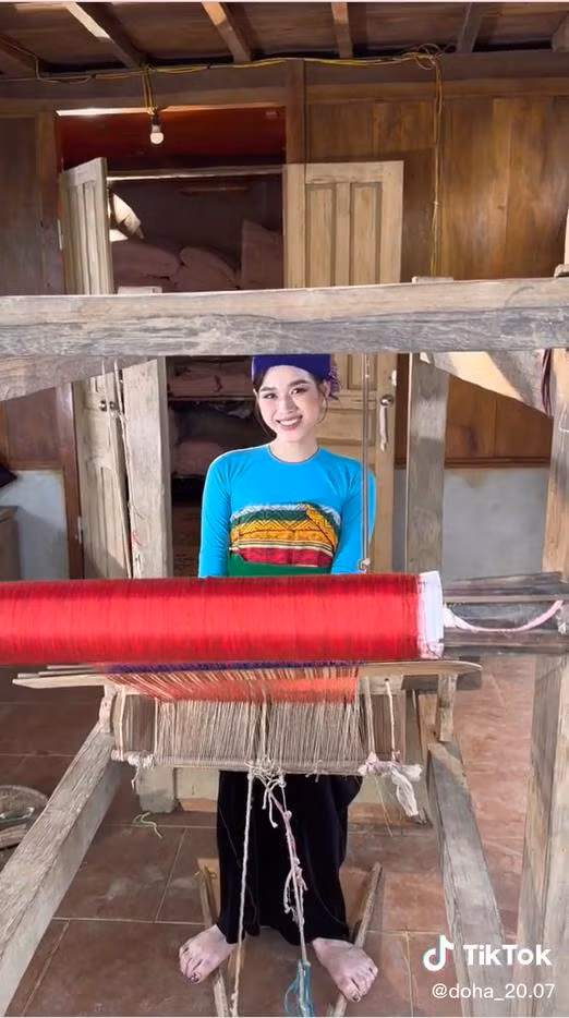 Khoảnh khắc cô nàng ngồi dệt vải chuẩn gái dân tộc được mỹ nhân đình đám đăng tải.