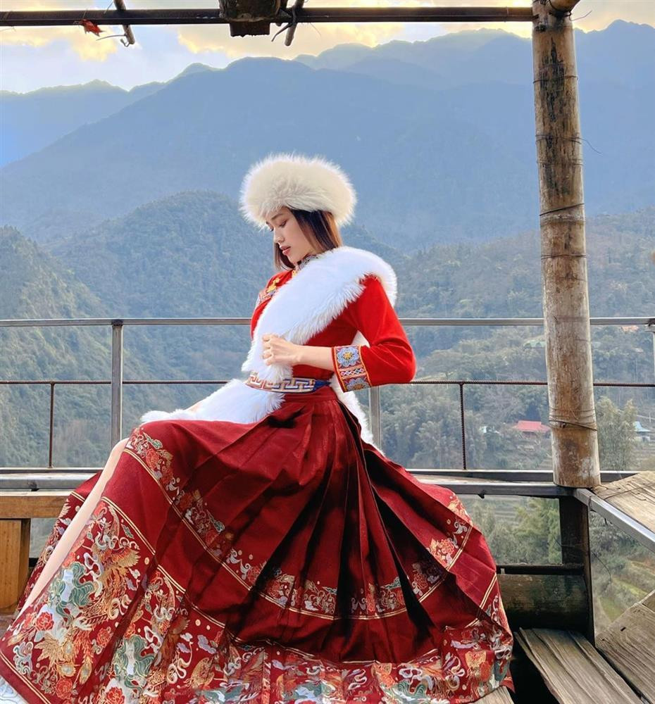 ỗ Thị Hà khoác lên mình bộ trang phục độc đáo và check-in sống ảo cùng cảnh đẹp trong một chuyến đến thăm Sapa (Lào Cao).