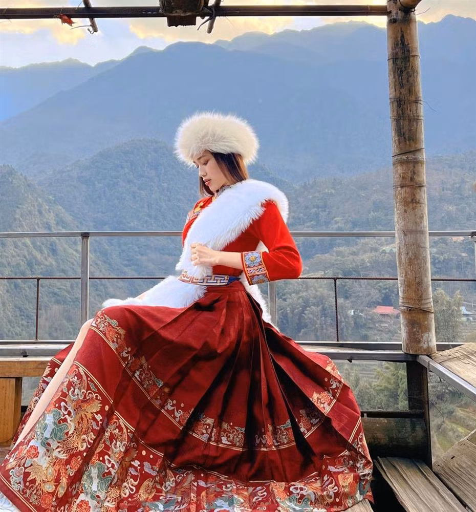 Đỗ Thị Hà khoác lên mình bộ trang phục độc đáo và check-in sống ảo cùng cảnh đẹp trong một chuyến đến thăm Sapa (Lào Cao).